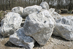 Kamenclub.ru: Мраморизированный известняк фр.500-1500 мм.  купить в Красноярске    10000 руб/т   фото КАМЕНЬ КЛУБ