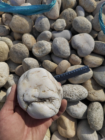 Kamenclub.ru: Галька речная окат (серо-белая) фр. 70-120 мм купить  в Красноярске галька галечник бело-серая, серо-белая, серая, белая речная природная галька  8000 руб/т   фото КАМЕНЬ КЛУБ