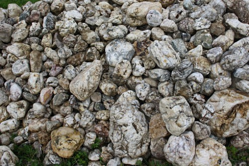 Kamenclub.ru: Кварцевый валунчик фр.100-300 мм.  купить в Красноярске кварц белый, бежевый молочный рыжий крупный природный камень галечник 7850 руб/т   фото КАМЕНЬ КЛУБ