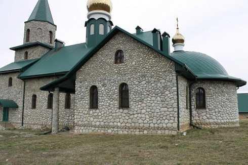 Kamenclub.ru: Галька речная плоская (бело-серая) фр. 100-200-300 мм. купить  в Красноярске галька речная плоская серый, белый, бело-серый, серо-белый речная галька плоская  9000 руб/т   фото КАМЕНЬ КЛУБ