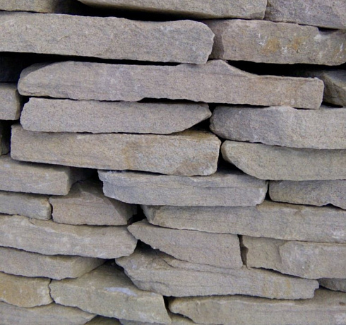 Kamenclub.ru: Песчаник пластушка светло-серый (4,0 - 6,0 см)  купить в Красноярске плитняк - пластушка светло-серый песчаник 12600 руб/м3   фото КАМЕНЬ КЛУБ