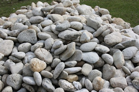 Kamenclub.ru: Бело-серый валунчик фр.100-300 мм.  купить в Красноярске крупный камень для ландшафта серый, белый бело-серый валун крупная галька 4500 руб/т   фото КАМЕНЬ КЛУБ