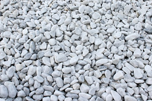 Kamenclub.ru: Мраморная крошка (щебень галтованный белый) фр.10-20 мм.  купить в Красноярске мрамор белый, молочный, айвори окатанный округлый декоративный ландшафтный щебень 17000 руб/т   фото КАМЕНЬ КЛУБ