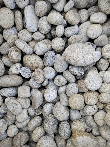 Kamenclub.ru: Галька речная окат (серо-белая) фр. 70-120 мм купить  в Красноярске галька галечник бело-серая, серо-белая, серая, белая речная природная галька  8000 руб/т   фото КАМЕНЬ КЛУБ