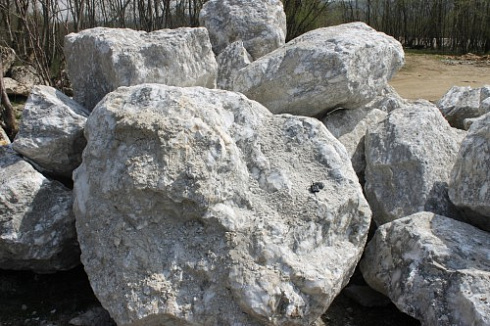 Kamenclub.ru: Мраморизированный известняк фр.500-1500 мм.  купить в Красноярске    10000 руб/т   фото КАМЕНЬ КЛУБ