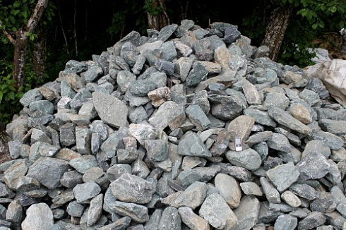 Kamenclub.ru: Гранит скальник (серо-зеленый) фр. 100-500 мм.  купить в Красноярске гранит зеленый, серый, салатовый крупный ландшафтный валун 6 000 руб/т   фото КАМЕНЬ КЛУБ