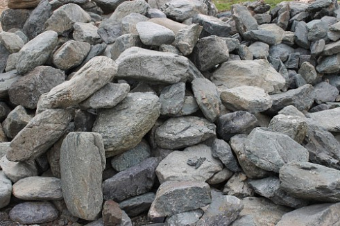 Kamenclub.ru: Гранит скальник (серо-зеленый) фр. 100-500 мм.  купить в Красноярске гранит зеленый, серый, салатовый крупный ландшафтный валун 6 000 руб/т   фото КАМЕНЬ КЛУБ