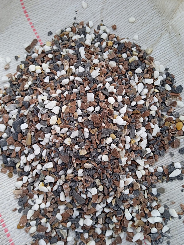 Kamenclub.ru: Мраморная крошка (щебень галтованный микс:белый-черный-розовый-медовый) фр.5-10 мм.  купить в Красноярске мрамор белый, медовый, черный, розовый мраморный галтованный щебень декоративный ландшафтный 15500 руб/т   фото КАМЕНЬ КЛУБ