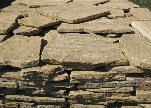 Kamenclub.ru: Песчаник пластушка желтый с рисунком (3 см)  купить в Красноярске песчаник желтый с рисунком, рыжий, желтый песчаник пластушка ландшафтная рваная 8 500 руб/м3   фото КАМЕНЬ КЛУБ