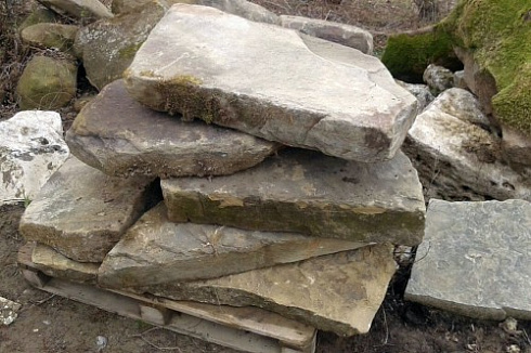 Kamenclub.ru: Песчаник плиты - плахи - пошаговые дорожки (фр. 70-150 мм)  купить в Красноярске песчаник серый бежевый желтый зеленый колотый песчаник строительный 6500 руб/т   фото КАМЕНЬ КЛУБ