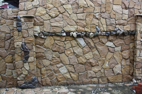 Kamenclub.ru: Песчаник колотый для облицовки (фр. 2-3 см)  купить в Красноярске песчаник бежевый серый рыжий песчаник строительный 5000 руб/т   фото КАМЕНЬ КЛУБ