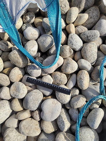 Kamenclub.ru: Галька речная окат (серо-белая) фр. 70-120 мм купить  в Красноярске галька галечник бело-серая, серо-белая, серая, белая речная природная галька  8000 руб/т   фото КАМЕНЬ КЛУБ