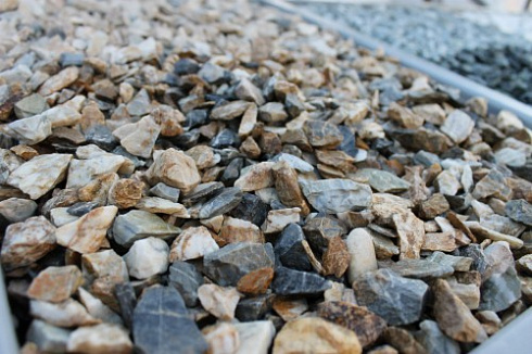 Kamenclub.ru: Мраморная крошка (щебень крошка медовый), фр. 10-20 мм.  купить в Красноярске песчаник бежевый, серый каменная ландшафтная крошка  12000 руб/т   фото КАМЕНЬ КЛУБ