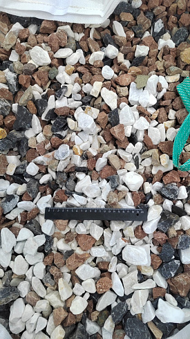 Kamenclub.ru: Мраморная крошка (щебень галтованный микс:белый-зеленый-розовый) фр.20-40 мм.  купить в Красноярске мрамор белый, зеленый, розовый мрамор декоративный (галтовка) 15500 руб/т   фото КАМЕНЬ КЛУБ
