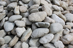 Kamenclub.ru: Бело-серый валунчик фр.100-300 мм.  купить в Красноярске крупный камень для ландшафта серый, белый бело-серый валун крупная галька 4500 руб/т   фото КАМЕНЬ КЛУБ