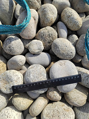 Kamenclub.ru: Галька речная окат (серо-белая) фр. 70-120 мм купить  в Красноярске галька галечник бело-серая, серо-белая, серая, белая речная природная галька  8000 руб/т   фото КАМЕНЬ КЛУБ