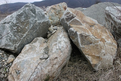 Kamenclub.ru: Гранит скальник (серо-зеленый) фр. 500-1500 мм.  купить в Красноярске гранит мрамор  серый зеленый темно-серый глыба скальная колотая ландшафтная 7 500 руб/т   фото КАМЕНЬ КЛУБ