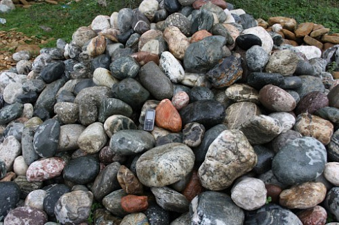 Kamenclub.ru: Ландшафтные валунчики фр.100-500 мм.  купить в Красноярске крупный природный камень серый, темно-серый, светло-серый речной валун крупный 4800 руб/т   фото КАМЕНЬ КЛУБ