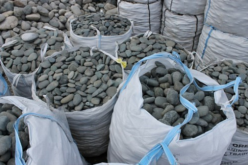 Kamenclub.ru: Темно-серый валунчик фр.100-300 мм.  купить в Красноярске крупный природный камень серый, темно-серый, светло-серый речная галька большого размера окатанная 4500 руб/т   фото КАМЕНЬ КЛУБ