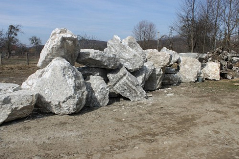 Kamenclub.ru: Мраморизированный известняк фр.500-1500 мм.  купить в Красноярске    10000 руб/т   фото КАМЕНЬ КЛУБ