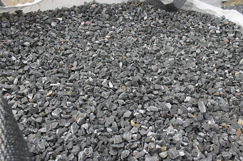 Kamenclub.ru: Щебень крошка черный (мрамор) фр. 5-10 мм.  купить в Красноярске мрамор черный с белыми прожилками, черный, белый мраморная крошка декоративная ландшафтная 11000 руб/т   фото КАМЕНЬ КЛУБ
