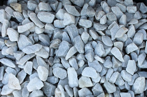 Kamenclub.ru: Мраморная крошка, щебень, цвет-белый, фр. 3-5 мм.  купить в Красноярске мрамор белый молочный бежевый мрамор колотый 11500 руб/т   фото КАМЕНЬ КЛУБ