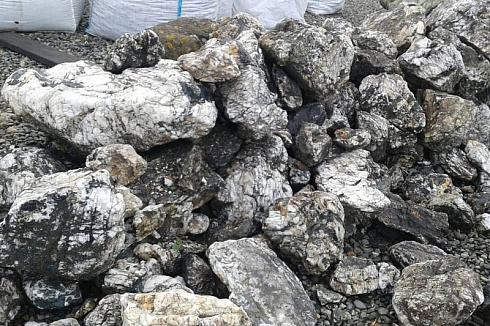 Kamenclub.ru: Черный гранит - кварцит фр. 100-500 мм.  купить в Красноярске мрамор гранит черный с белыми прожилками, серый, белый валун скальный колотый 7000 руб/т   фото КАМЕНЬ КЛУБ