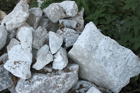 Kamenclub.ru: Мраморизированный известняк фр. 100-500 мм.  купить в Красноярске известняк серый белый темно-серый сероватый валун природного образования окатанный 10500 руб/т   фото КАМЕНЬ КЛУБ
