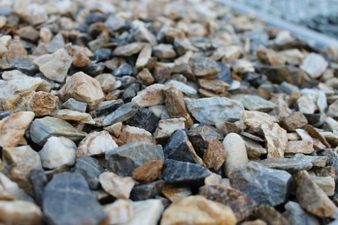 Kamenclub.ru: Мраморная крошка (щебень крошка медовый), фр. 10-20 мм.  купить в Красноярске песчаник бежевый, серый каменная ландшафтная крошка  12000 руб/т   фото КАМЕНЬ КЛУБ