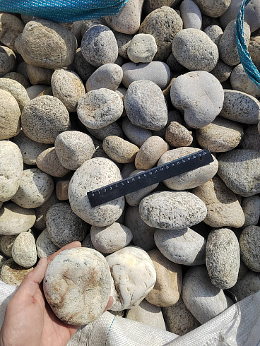 Kamenclub.ru: Галька речная окат (серо-белая) фр. 70-120 мм купить  в Красноярске галька галечник бело-серая, серо-белая, серая, белая речная природная галька  8000 руб/т   фото КАМЕНЬ КЛУБ