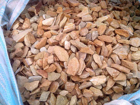 Kamenclub.ru: Щебень крошка желтый (ЗЛАТОЛИТ) фр. 10-20 мм.  купить в Красноярске златолит бежевый, золотистый, желтый каменная декоративная крошка щебня златолита 10800 руб/т   фото КАМЕНЬ КЛУБ