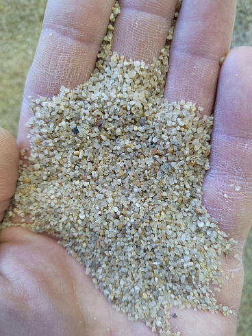 Кварцевый песок для площадок фр. 0,6-1,2 мм.  купить в Красноярске фото Камень Клуб