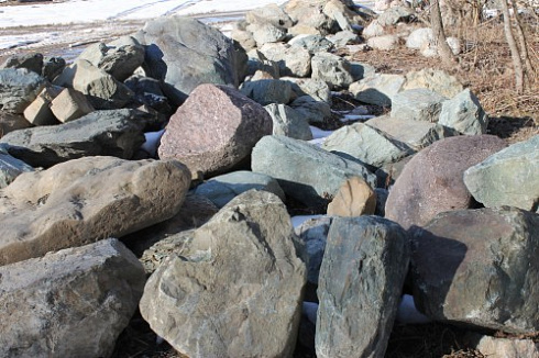 Kamenclub.ru: Гранит скальник (серо-зеленый) фр. 500-1500 мм.  купить в Красноярске гранит мрамор  серый зеленый темно-серый глыба скальная колотая ландшафтная 7 500 руб/т   фото КАМЕНЬ КЛУБ