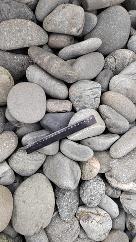 Kamenclub.ru: Галька речная окат (темно-серая) фр. 70-150 мм. купить  в Красноярске галька речная темно-серая, синяя, серая речная галька округлая  8000 руб/т   фото КАМЕНЬ КЛУБ