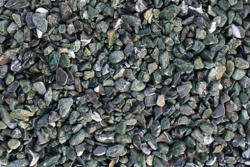 Kamenclub.ru: Мраморная крошка (щебень галтованный микс:зеленый-черный) фр.10-20 мм.  купить в Красноярске мрамор зеленый, черный декоративные ландшафтные окатанные округлые камни щебня 14500 руб/т   фото КАМЕНЬ КЛУБ