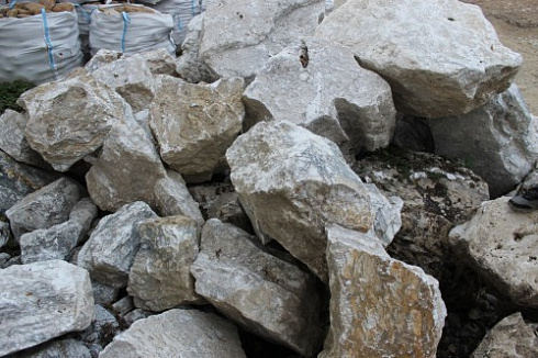 Kamenclub.ru: Мраморизированный известняк фр. 100-500 мм.  купить в Красноярске известняк серый белый темно-серый сероватый валун природного образования окатанный 10500 руб/т   фото КАМЕНЬ КЛУБ