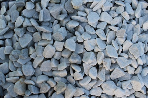 Kamenclub.ru: Мраморная крошка (щебень галтованный белый), фр.20-40 мм.  купить в Красноярске мрамор белый бежевый молочный мраморный щебень декоративный 17000 руб/т   фото КАМЕНЬ КЛУБ