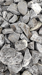 Kamenclub.ru: Щебень галтованный черный (мрамор) фр.40-70 мм.  купить в Красноярске мрамор черный с белыми прожилками, черный, белый щебень галтованный округлый 13500 руб/т   фото КАМЕНЬ КЛУБ