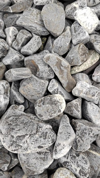 Kamenclub.ru: Щебень галтованный черный (мрамор) фр.40-70 мм.  купить в Красноярске мрамор черный с белыми прожилками, черный, белый щебень галтованный округлый 13500 руб/т   фото КАМЕНЬ КЛУБ