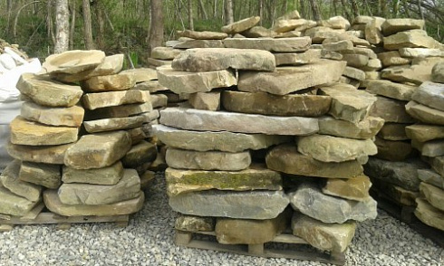 Kamenclub.ru: Песчаник плиты - плахи - пошаговые дорожки (фр. 70-150 мм)  купить в Красноярске песчаник серый бежевый желтый зеленый колотый песчаник строительный 6500 руб/т   фото КАМЕНЬ КЛУБ