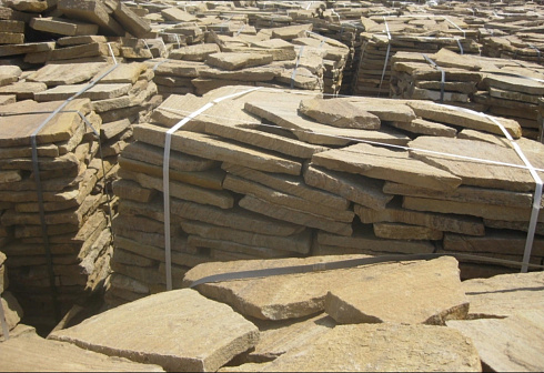 Kamenclub.ru: Песчаник пластушка желтый с рисунком (3 см)  купить в Красноярске песчаник желтый с рисунком, рыжий, желтый песчаник пластушка ландшафтная рваная 8 500 руб/м3   фото КАМЕНЬ КЛУБ