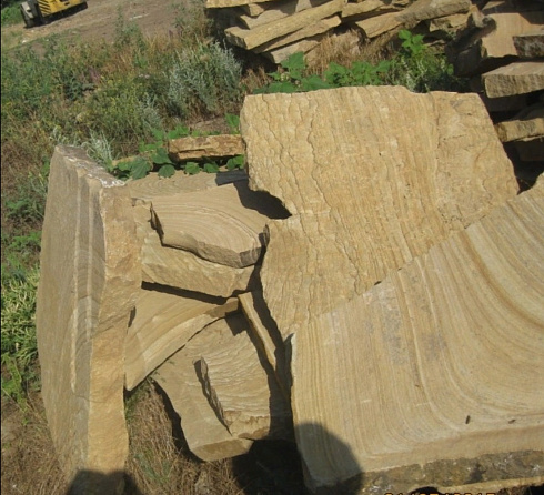 Kamenclub.ru: Форматный камень (плаха) пошаговая дорожка от 70-150 см (4 -12 см)  купить в Красноярске плитняк  форматный плаха желтый песчаник 9 000 руб/т   фото КАМЕНЬ КЛУБ