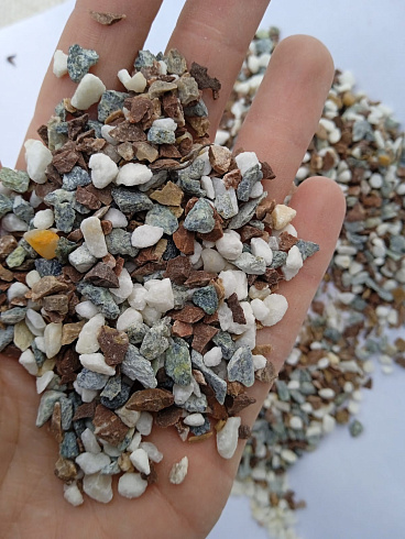 Kamenclub.ru: Мраморная крошка (щебень крошка микс : белый-черный-розовый) фр. 3-5 мм.  купить в Красноярске мрамор белый, черный, розовый, разноцветный мраморная каменная крошка декорвтивная 12000 руб/т   фото КАМЕНЬ КЛУБ