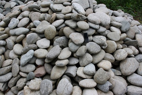 Kamenclub.ru: Галька речная плоская (бело-серая) фр. 100-200-300 мм. купить  в Красноярске галька речная плоская серый, белый, бело-серый, серо-белый речная галька плоская  9000 руб/т   фото КАМЕНЬ КЛУБ