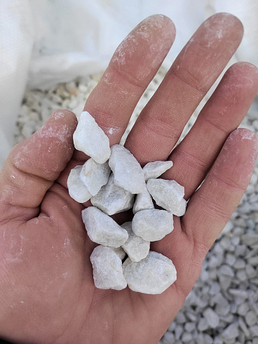 Kamenclub.ru: Мраморная крошка, щебень, цвет-белый, фр. 10-20 мм.  купить в Красноярске мрамор белый, молочный айвори каменная ландшафтная декоративная крошка шебня 12000 руб/т   фото КАМЕНЬ КЛУБ