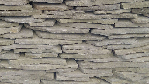 Kamenclub.ru: Песчаник пластушка светло-серый (2,0 см)  купить в Красноярске плитняк- ластушка светло-серый, серый рваный ландшафтный плитняк колотый 13800 руб/м3   фото КАМЕНЬ КЛУБ