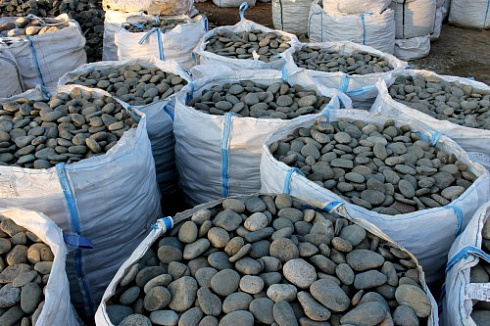 Kamenclub.ru: Галька речная плоская (темно-серая) фр. 100-200-300 мм. купить  в Красноярске галька речная плоская темно-серый, серый, синий речной галечник плоский 9000 руб/т   фото КАМЕНЬ КЛУБ