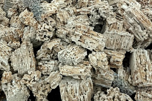 Kamenclub.ru: Крымский природный меотис фр. 100-500 мм.  купить в Красноярске меотис бежевый рыжий молочный желтый ракушечник 4 500 руб/т   фото КАМЕНЬ КЛУБ