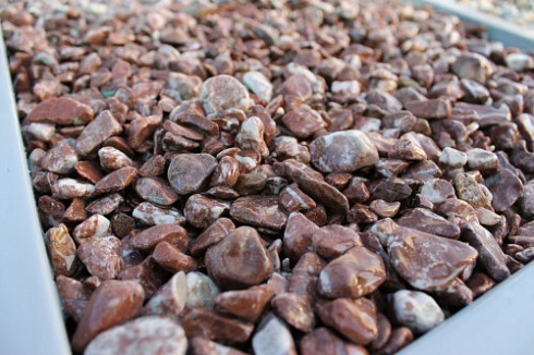 Kamenclub.ru: Мраморная крошка (щебень галтованный розовый) фр.10-20 мм.  купить в Красноярске мрамор розовый, красный ландшафтный декоративный окатанный округлый щебень 15000 руб/т   фото КАМЕНЬ КЛУБ