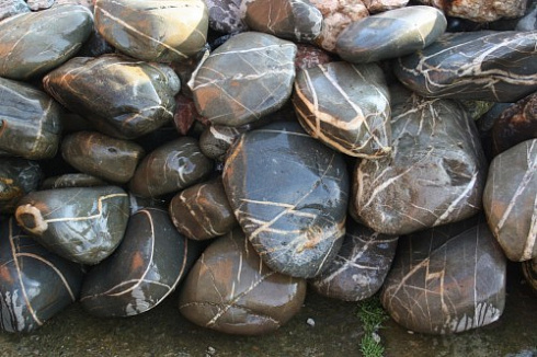 Kamenclub.ru: Валунчик Паутинник фр.100-300 мм  купить в Красноярске крупный природный камень галечник темно-серый с прожилками белый черный речной валунчик 5000 руб/т   фото КАМЕНЬ КЛУБ